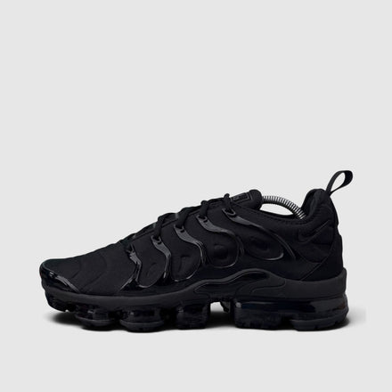 Nike Air VaporMax Plus Triple Black, buty sportowe męskie w dobrym stanie rozmiar 44.5, boczny profil, lewa strona