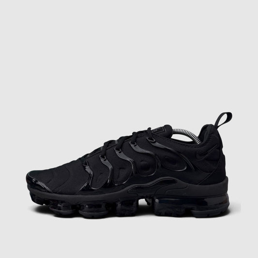 Nike Air VaporMax Plus Triple Black, buty sportowe męskie w dobrym stanie rozmiar 44.5, boczny profil, lewa strona