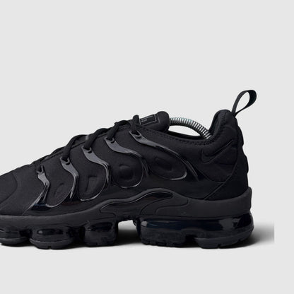 Nike Air VaporMax Plus Triple Black, buty sportowe męskie w dobrym stanie rozmiar 44.5, boczny profil, lewa strona