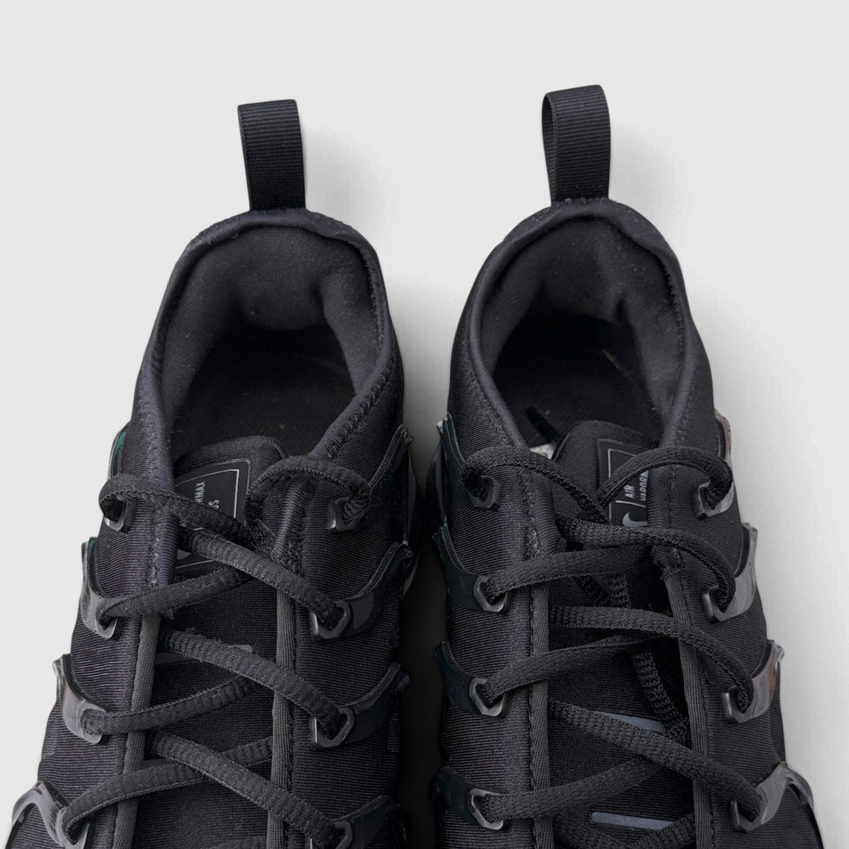 Nike Air VaporMax Plus Triple Black, buty sportowe męskie w dobrym stanie rozmiar 44.5, widok z góry