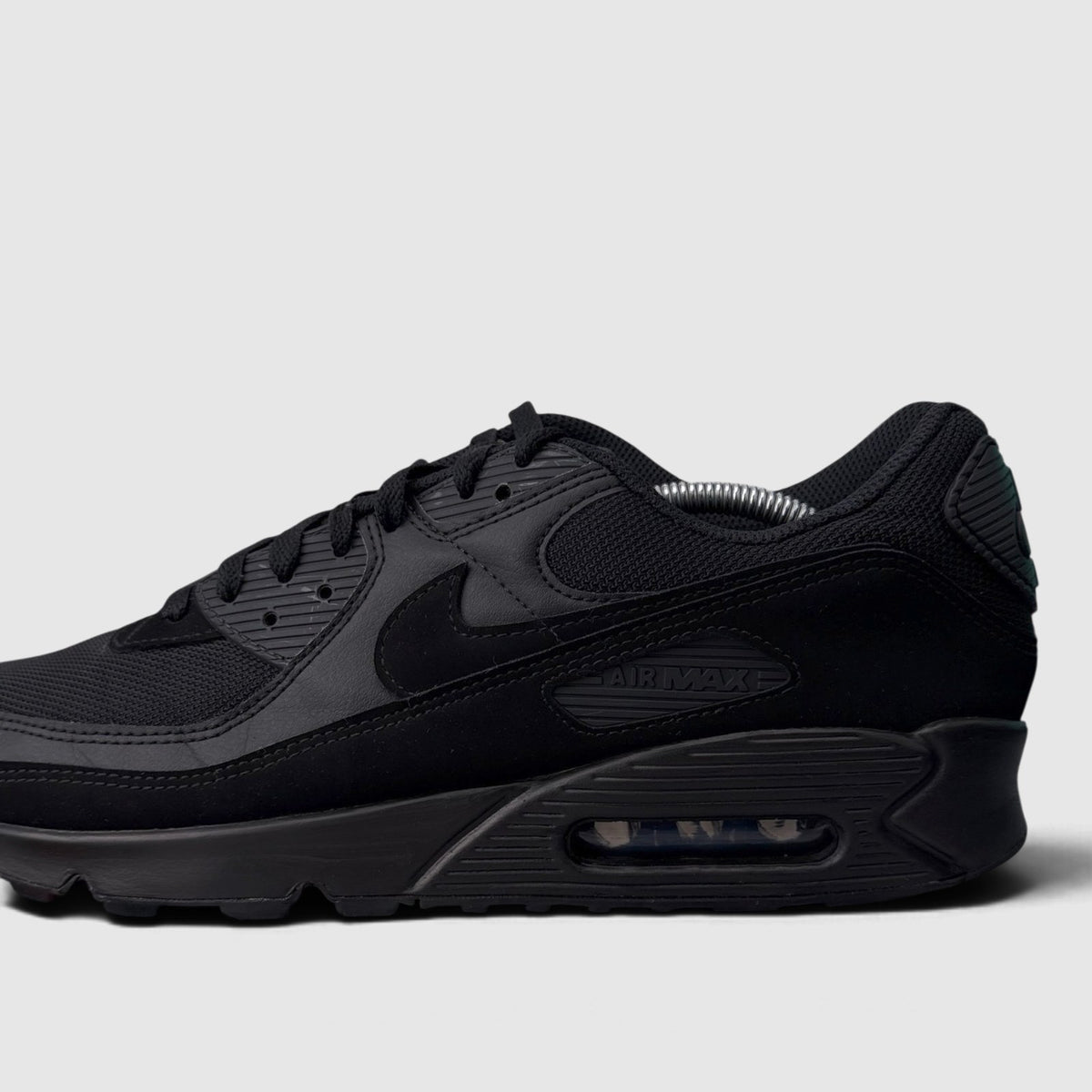 Nike Air Max 90 Triple Black, buty sportowe męskie w bardzo dobrym stanie rozmiar 46, boczny profil, lewa strona