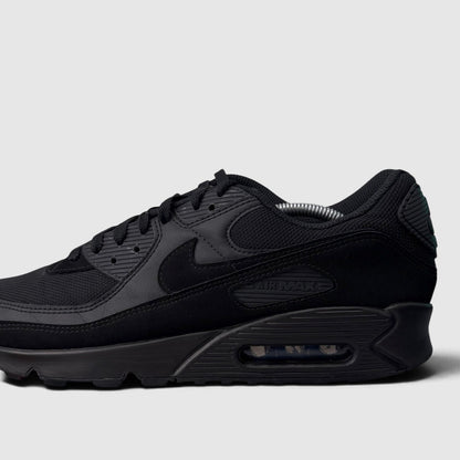 Nike Air Max 90 Triple Black, buty sportowe męskie w bardzo dobrym stanie rozmiar 46, boczny profil, lewa strona