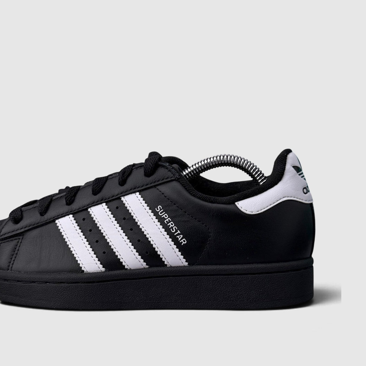 Adidas Superstar II Black White, buty sportowe damskie w bardzo dobrym stanie rozmiar 38, boczny profil, prawa strona