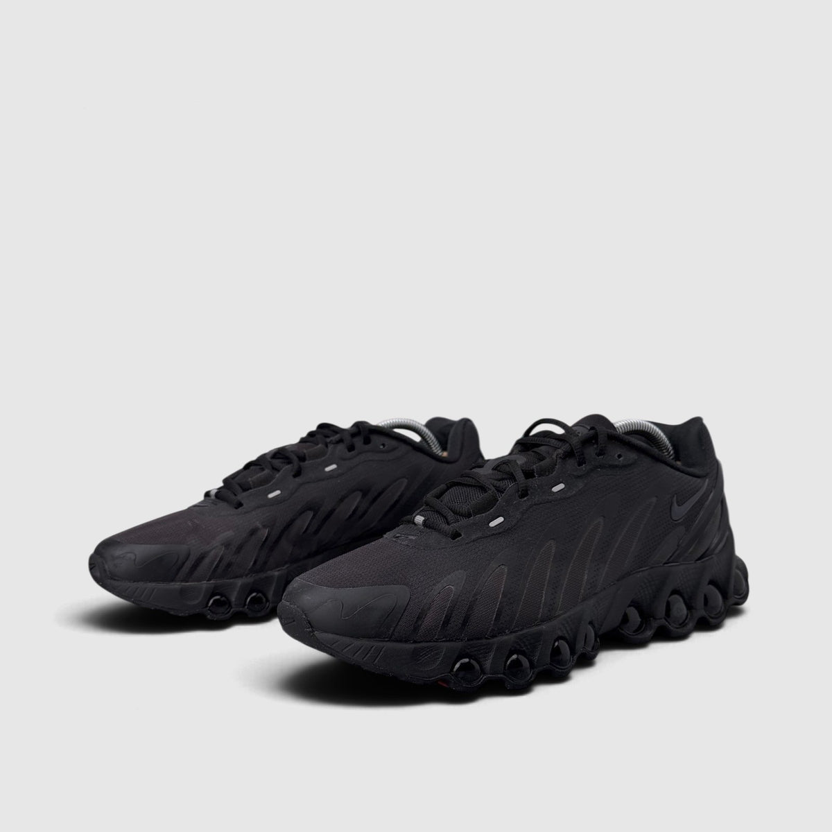Nike Air Max DN8 Triple Black, buty sportowe męskie w dobrym stanie rozmiar 42.5, para butów