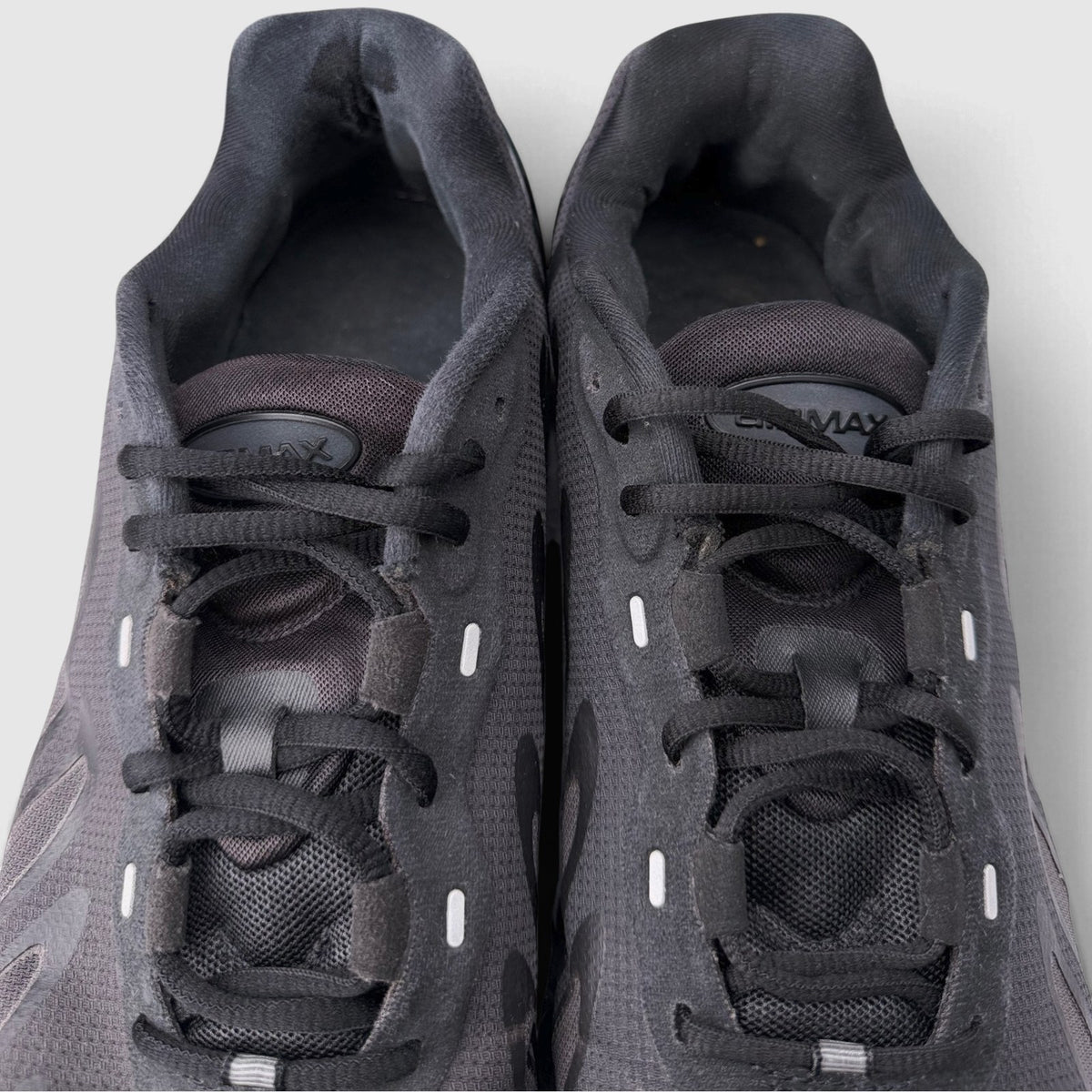 Nike Air Max DN8 Triple Black, buty sportowe męskie w dobrym stanie rozmiar 42.5, widok z góry