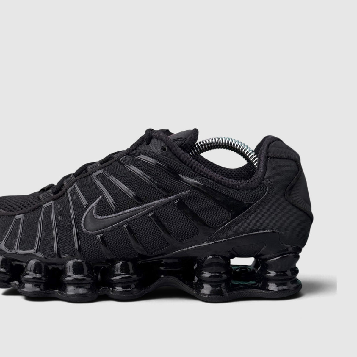 Nike Shox TL Triple Black, buty sportowe damskie w bardzo dobrym stanie rozmiar 39, boczny profil, lewa strona