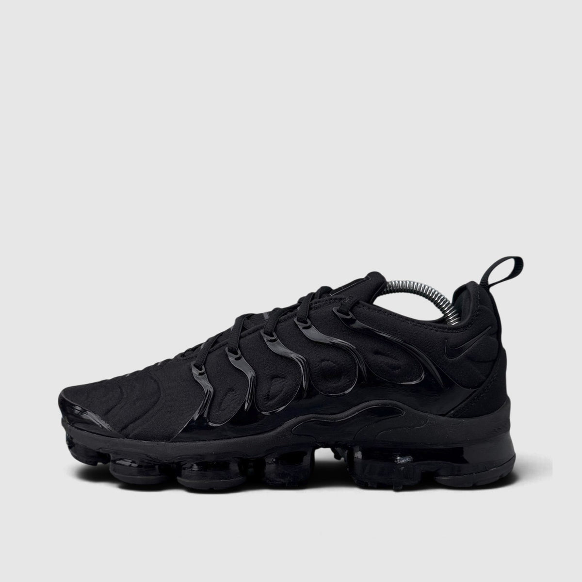 Nike Air VaporMax Plus Triple Black, buty sportowe męskie w bardzo dobrym stanie rozmiar 43, boczny profil, lewa strona