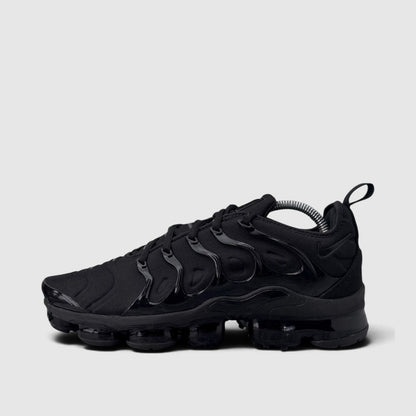 Nike Air VaporMax Plus Triple Black, buty sportowe męskie w bardzo dobrym stanie rozmiar 43, boczny profil, lewa strona