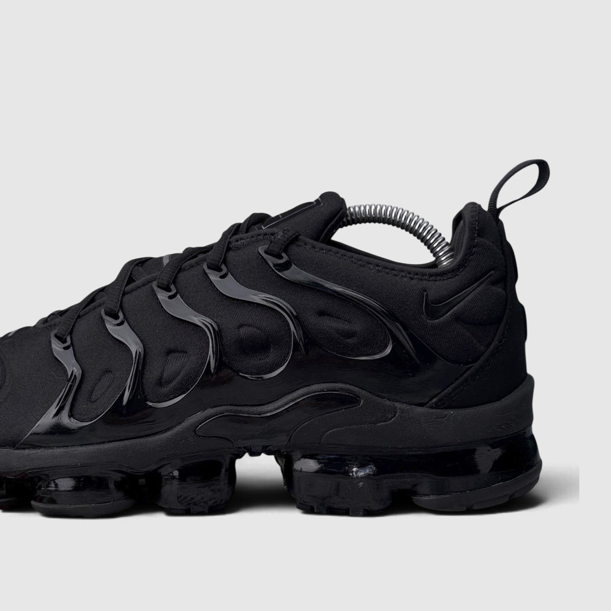 Nike Air VaporMax Plus Triple Black, buty sportowe męskie w bardzo dobrym stanie rozmiar 43, boczny profil, lewa strona