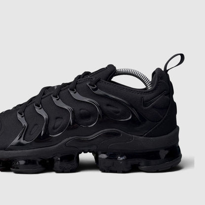 Nike Air VaporMax Plus Triple Black, buty sportowe męskie w bardzo dobrym stanie rozmiar 43, boczny profil, lewa strona