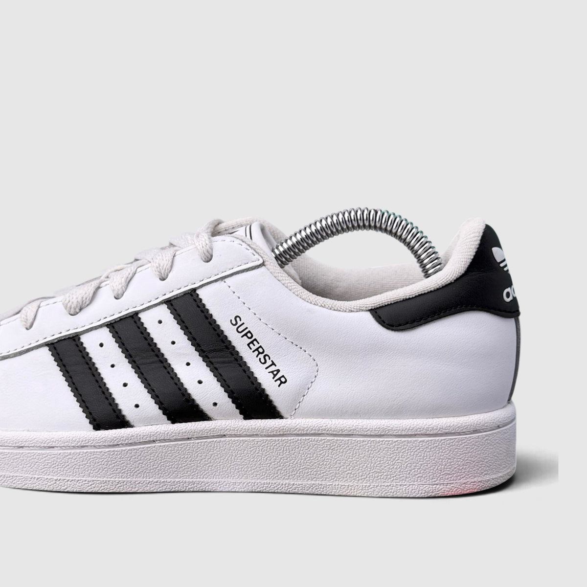 Adidas Superstar II Cloud White Black, buty sportowe damskie w bardzo dobrym stanie rozmiar 37 1/3, boczny profil, lewa strona