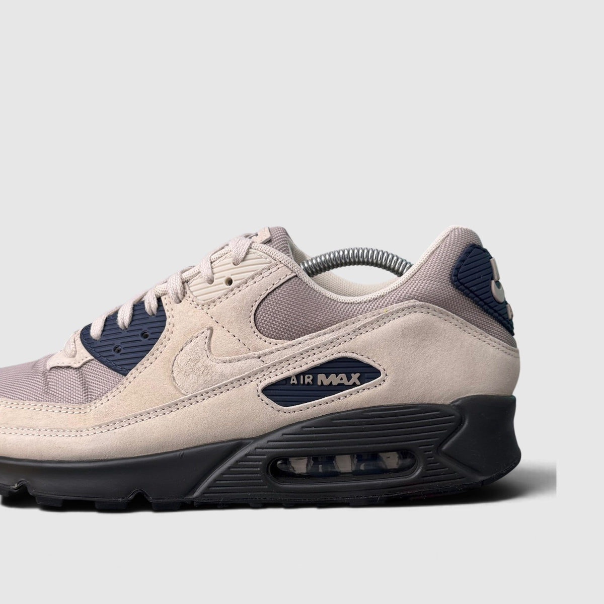 Nike Air Max 90 Light Orewood Brown, buty sportowe męskie w bardzo dobrym stanie rozmiar 44.5, boczny profil, lewa strona