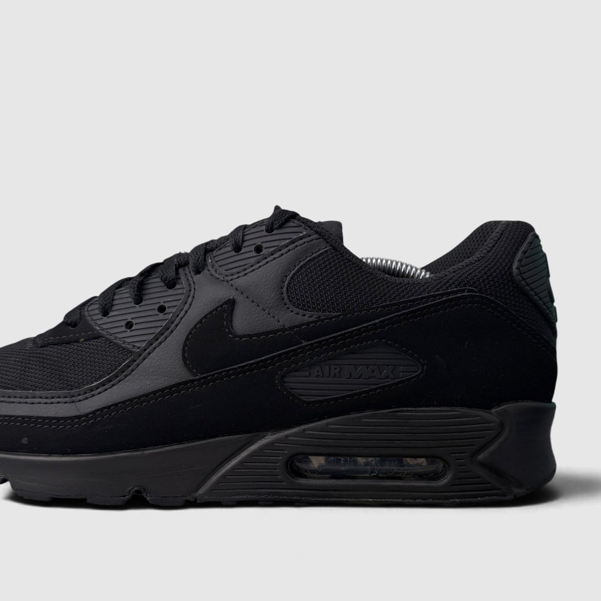 Nike Air Max 90 Triple Black, buty sportowe męskie w bardzo dobrym stanie rozmiar 46, boczny profil, lewa strona
