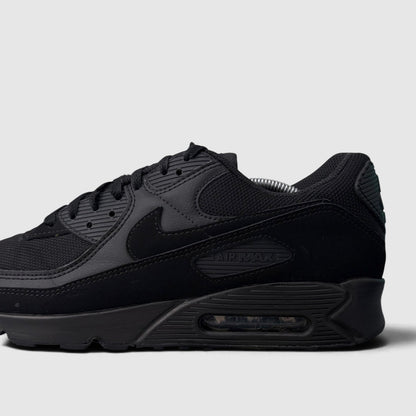Nike Air Max 90 Triple Black, buty sportowe męskie w bardzo dobrym stanie rozmiar 46, boczny profil, lewa strona