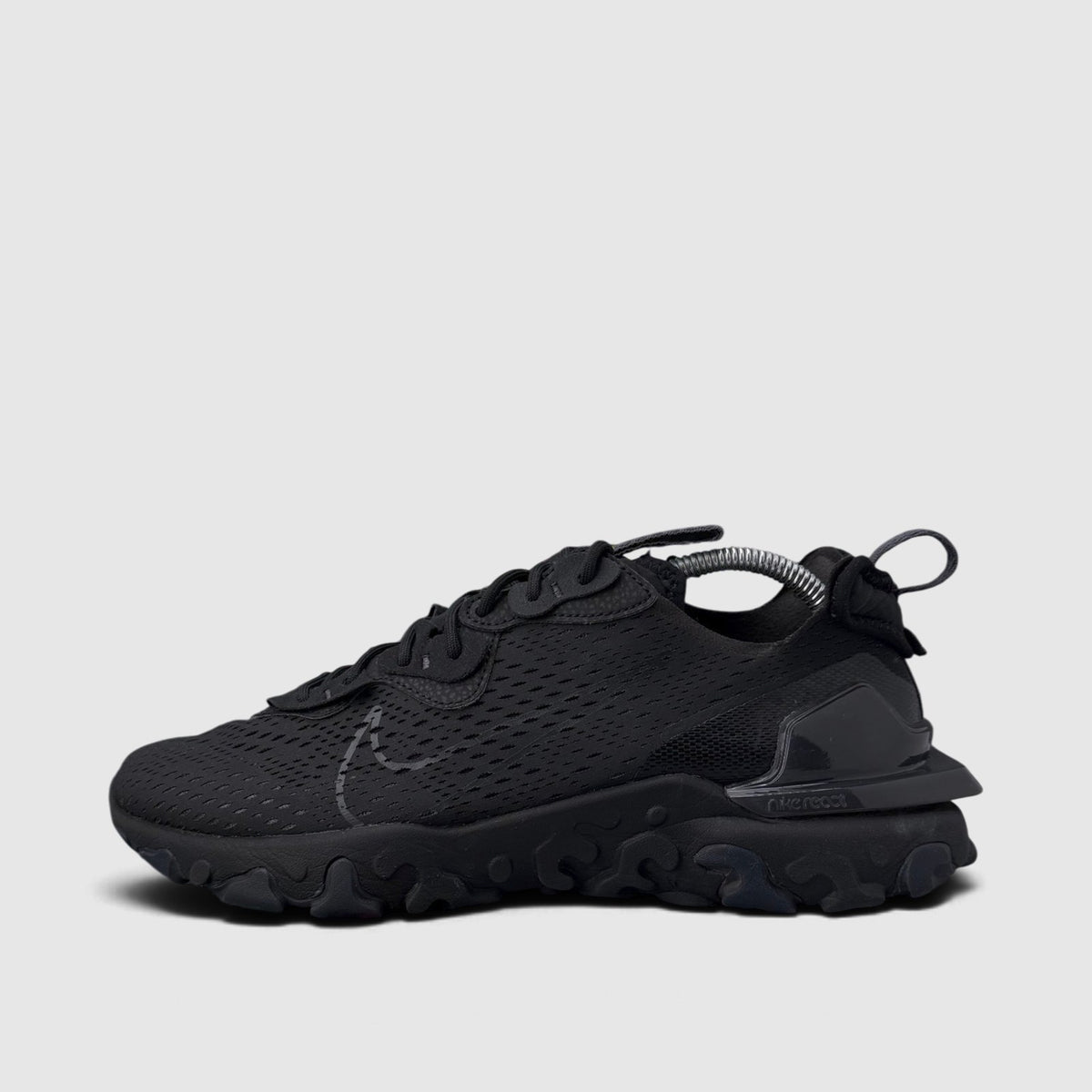 Nike React Vision Triple Black, buty sportowe męskie w bardzo dobrym stanie rozmiar 43, boczny profil, lewa strona
