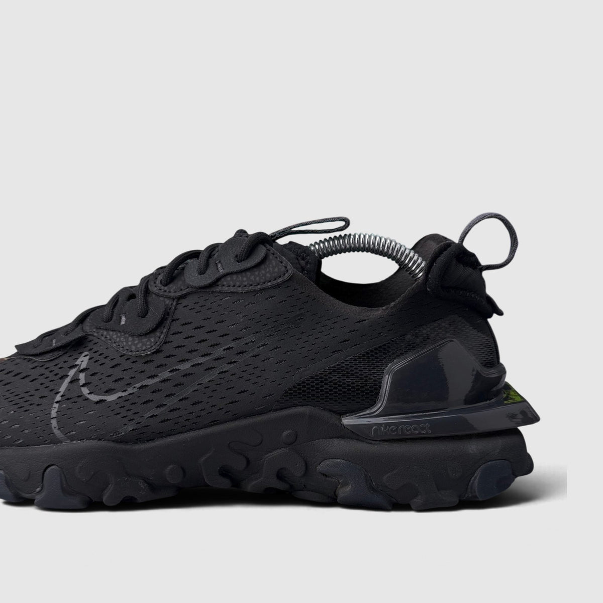 Nike React Vision Triple Black, buty sportowe męskie w bardzo dobrym stanie rozmiar 43, boczny profil, lewa strona