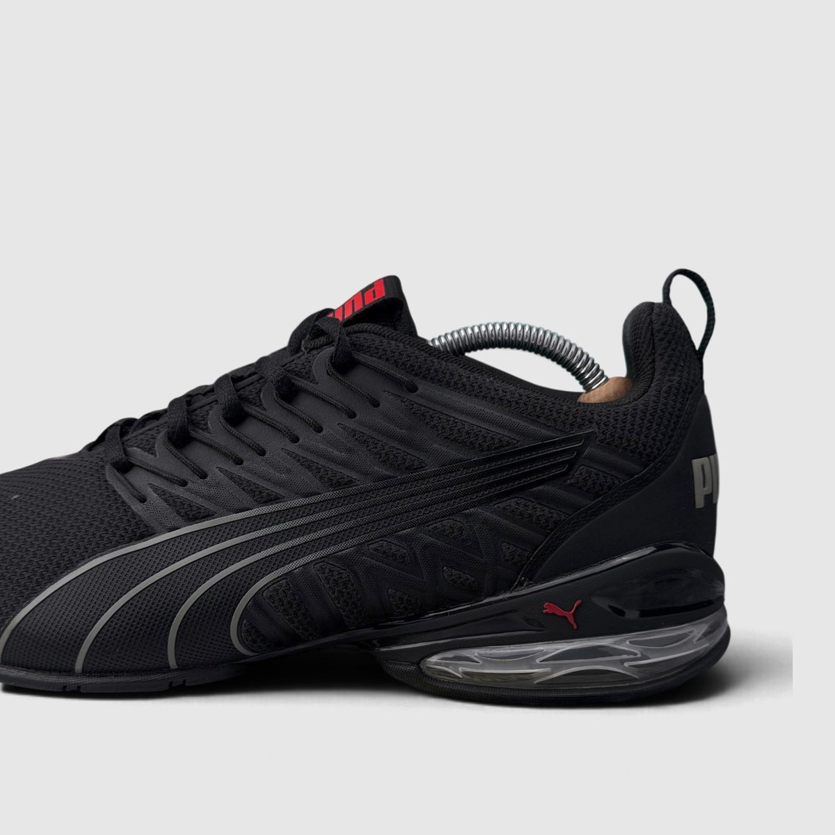 Puma Voltaic Evo Black, buty sportowe męskie w bardzo dobrym stanie rozmiar 44, boczny profil, lewa strona