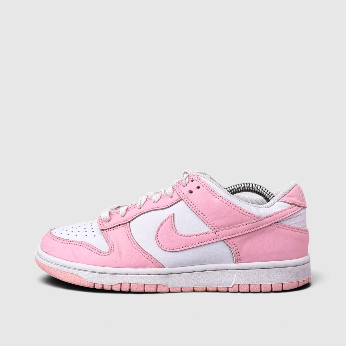 Nike Dunk Low Medium Soft Pink, buty sportowe damskie w bardzo dobrym stanie rozmiar 39, boczny profil, lewa strona