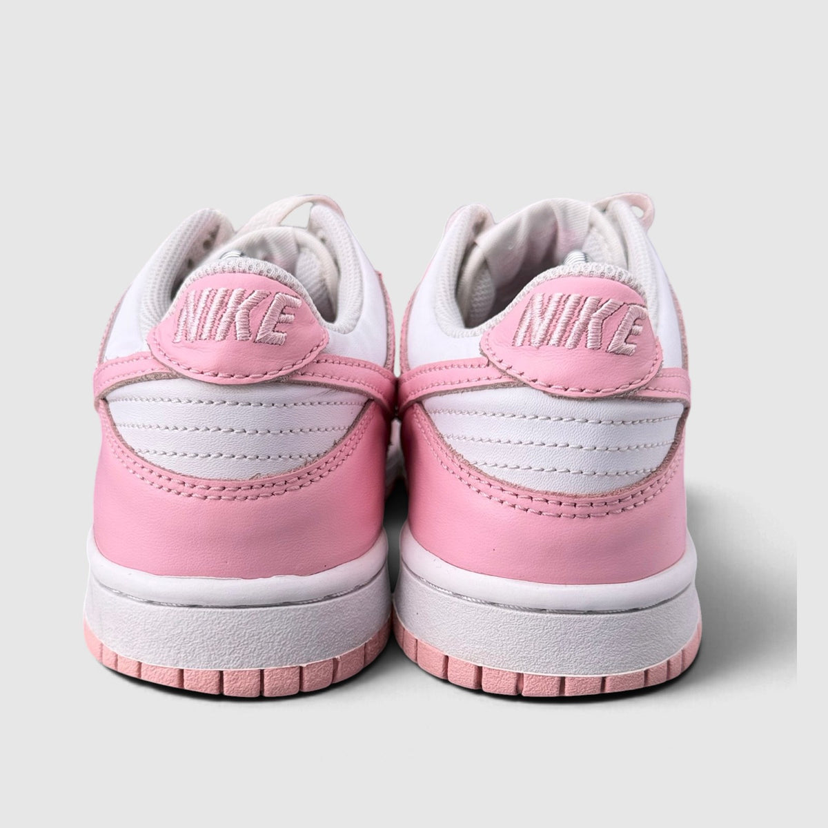 Nike Dunk Low Medium Soft Pink, buty sportowe damskie w bardzo dobrym stanie rozmiar 39, widok z tyłu