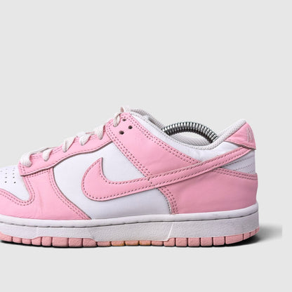 Nike Dunk Low Medium Soft Pink, buty sportowe damskie w bardzo dobrym stanie rozmiar 39, boczny profil, lewa strona