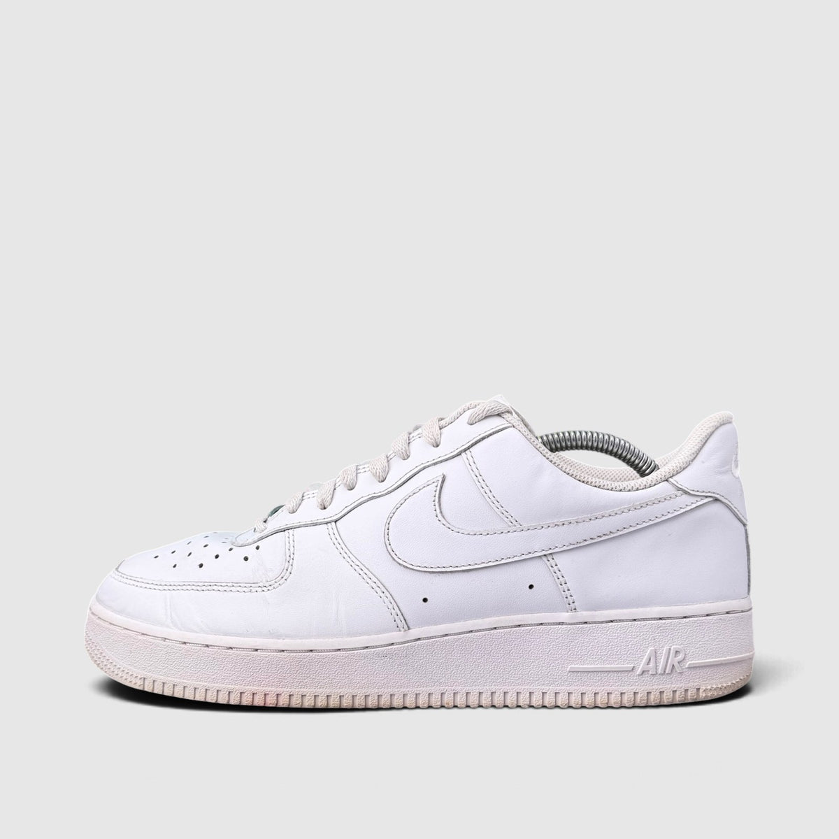 Nike Air Force 1 Low Triple White, buty sportowe męskie w dobrym stanie rozmiar 44, boczny profil, lewa strona