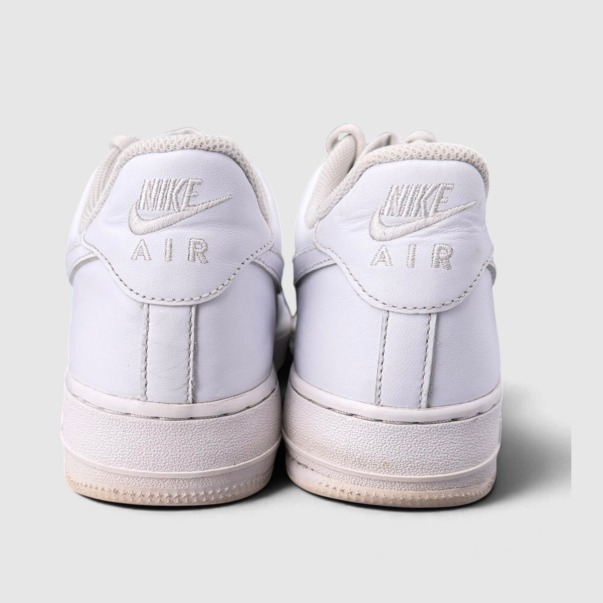 Nike Air Force 1 Low Triple White, buty sportowe męskie w dobrym stanie rozmiar 44, widok z tyłu