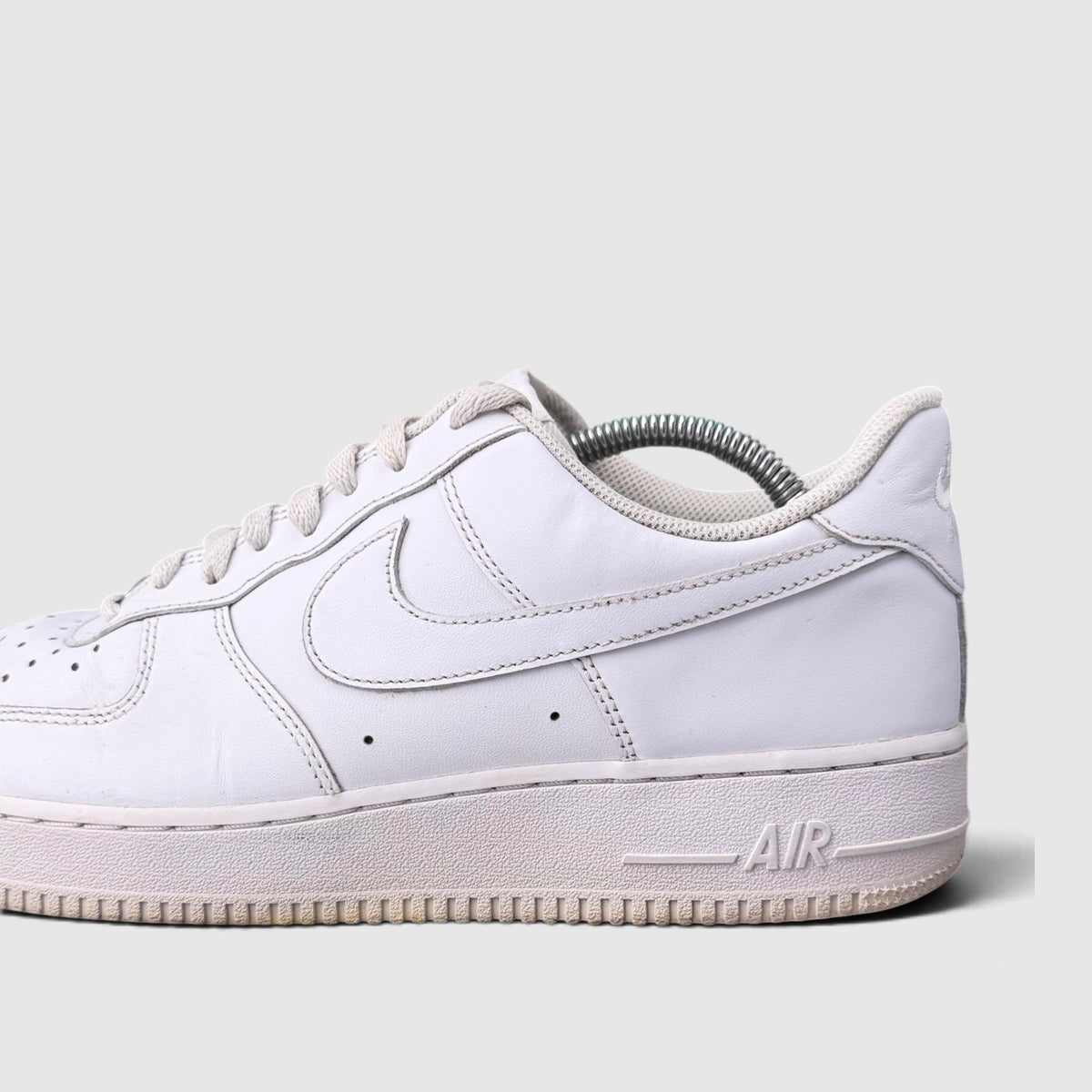 Nike Air Force 1 Low Triple White, buty sportowe męskie w dobrym stanie rozmiar 44, boczny profil, lewa strona