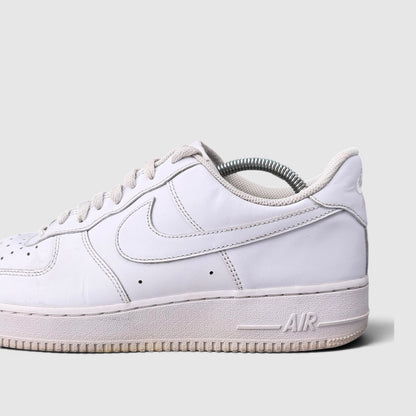 Nike Air Force 1 Low Triple White, buty sportowe męskie w dobrym stanie rozmiar 44, boczny profil, lewa strona
