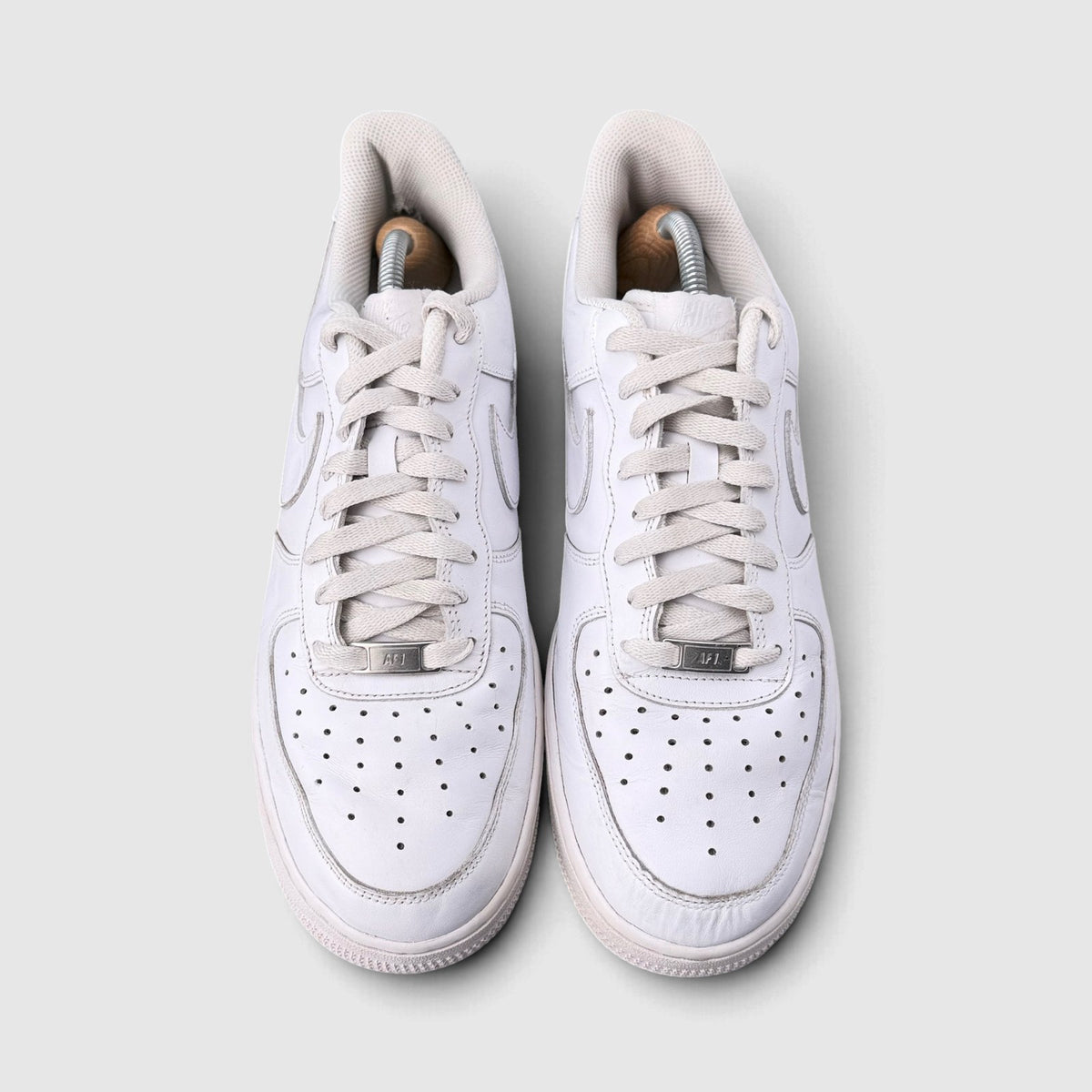 Nike Air Force 1 Low Triple White, buty sportowe męskie w dobrym stanie rozmiar 44, widok z góry