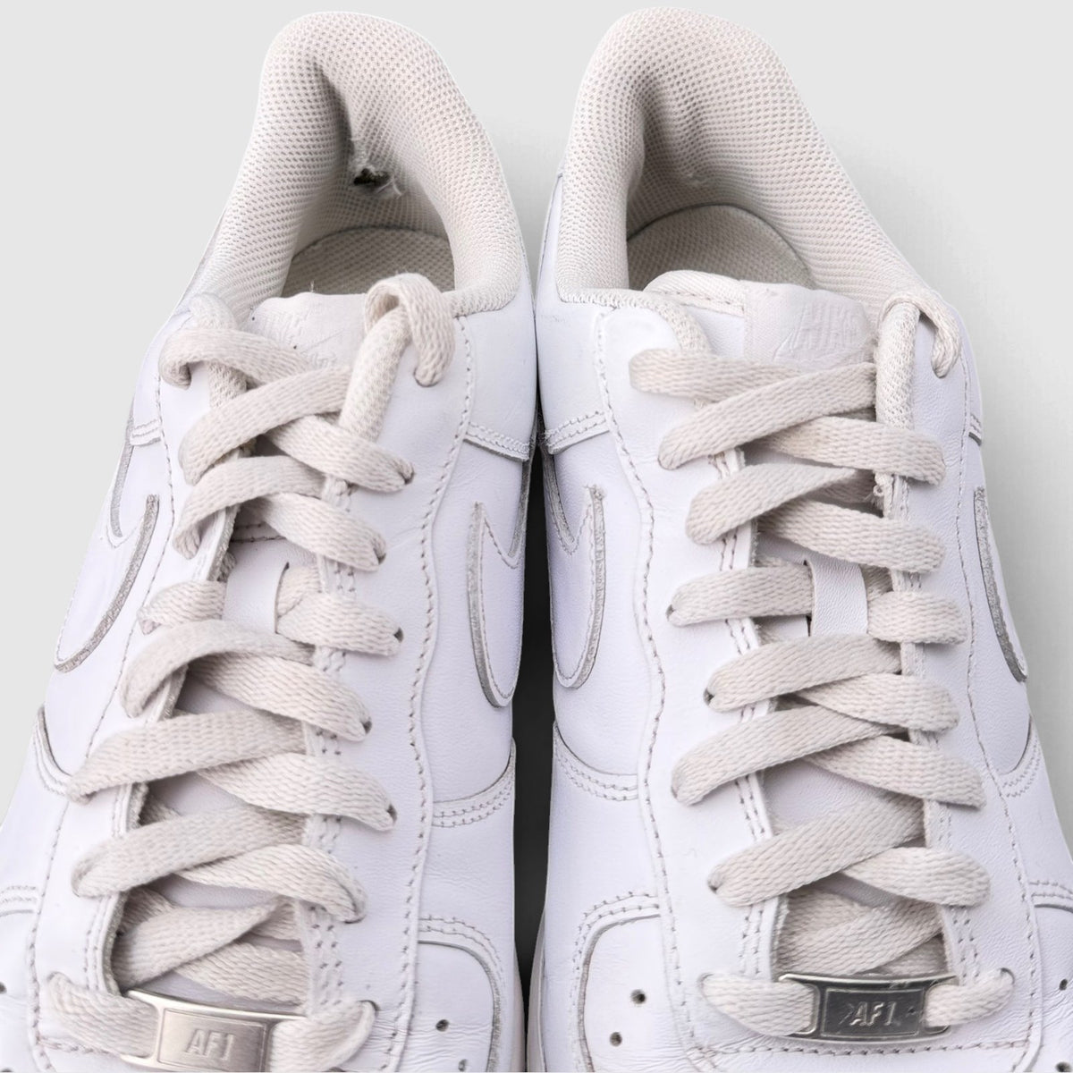 Nike Air Force 1 Low Triple White, buty sportowe męskie w dobrym stanie rozmiar 44, widok z góry