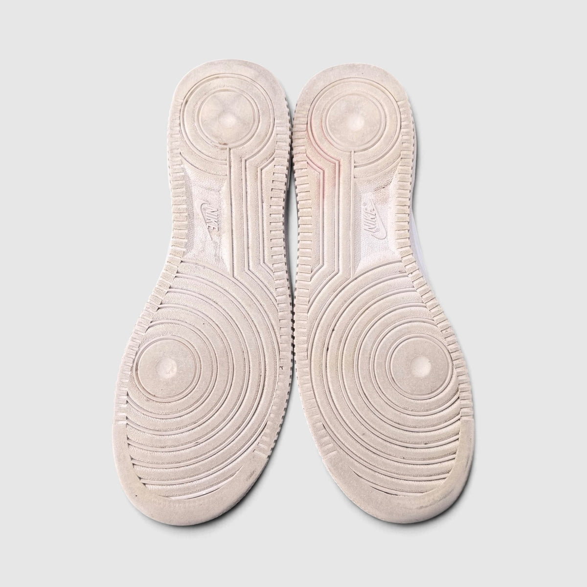 Nike Air Force 1 Low Triple White, buty sportowe męskie w dobrym stanie rozmiar 44, podeszwa