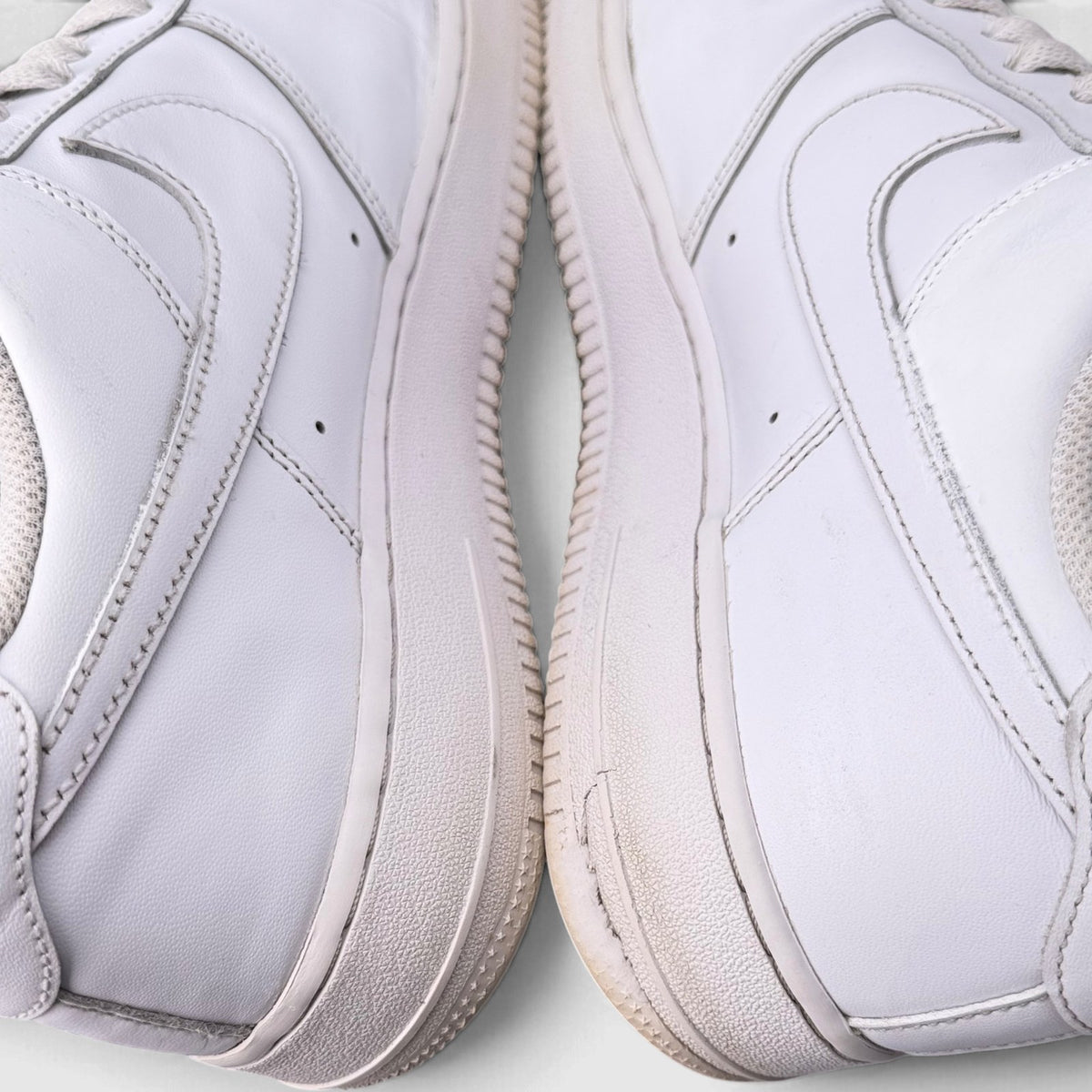 Nike Air Force 1 Low Triple White, buty sportowe męskie w dobrym stanie rozmiar 44, detal